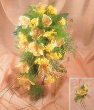 Ideální by byli tulipány, ale ty v červenci jen tak neseženu. Frézie také nevypadají špatně, ale růže je růže, takže čajová růžička a méně toho zeleného roští.