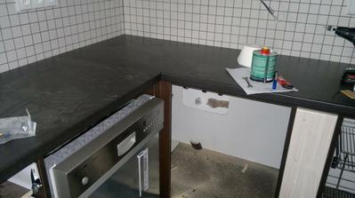 Začíná se montovat linka. Zítra tu bude granitový dřez