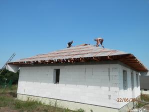 dneska zafoliováno+3 řady latí