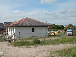 přístřešek a půl střechy hotovo