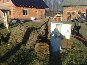 a tady se napojuje elektrika :)