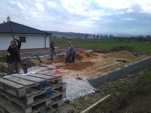 základy zasypané.. ide sa šalovať strop pivnice 2.5.2016 a zároveň sa osádzala kanalizácia