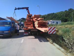 8.7.2016 dovezene drevo na krov ;)