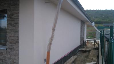 8.4.2017 skoro už komolet hotová fasada, ešte 2kyble farby chýbajú...