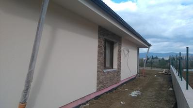 Bojím sa že má chlap od klimatizácie dorazí, pretože 1rameno je prekryté kameňom a tak 1drážka neostala prístupná..budeme musieť vŕtať dierku
