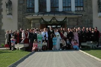 spolocna fotka pred kostolom