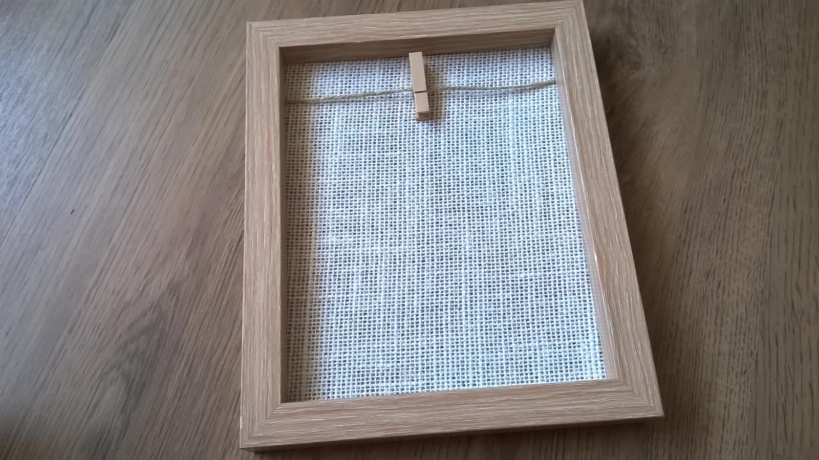Dřevěný rámeček s kolíčkem - Obrázek č. 1