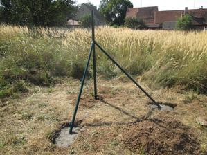 Úhel 45 st. jsme kontrolovali podle kartonového trojúhelníku. Po práci jsme ještě beton polili, bylo vedro.