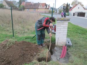 Přijel Carbi a pomohl nám s betonáží a ztraceným bedněním