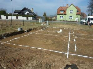 vlevo obývák, za ním kuchyň