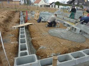 Den třetí - na pasy se pokládá ztracené bednění
