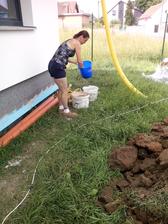 a nyní myje kohout, abychom ho mohli namontovat za vodoměr do domu