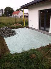 opět položena geoška na připravený a zhutňený podklad a pal už štěrk