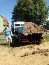 Lukáš dováží zásypový materiál z blízkého zdroje