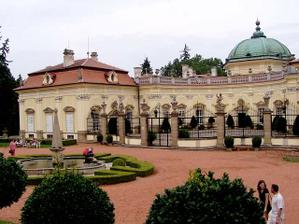 ... máme, co by kamenem ...