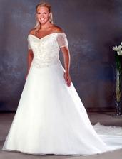 Tak to nejsem ja, nicmene saty v tomto stylu bych si predstavovala, jen misto toho zlatave zdobeneho vrsku cervene zdobeny. Plussizebridal.com