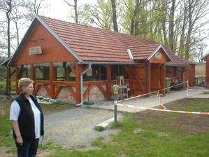 Srub, kde bude hostina (moje sestra v popredi :-) )