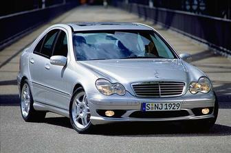 takto nejako asi bude vyzerat nase svadobne auticko. bude to strieborny C-ckovy Mercedes