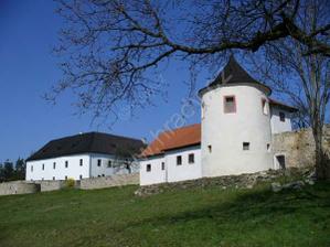 ... tady bude obřad ... tvrz Žumberk u Nových Hradů ...