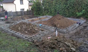 2. deň - murujeme :-)) Chudáci - celý deň im pršalo a bolo ,,krásnych,, 12´C