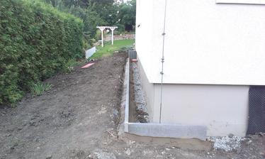 Manžel s mega opicou robil obrubníky - chudák, trošku som ho aj ľutovala - ale hotovo, čakám kým betón zatvrdne a začínam upravovať terén
