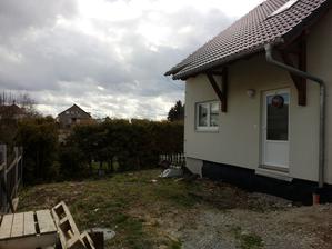 Pohľad na prednú časť pozemku a vchodu do domu. Trošku sa vo fotení tej hrozy masochisticky vyžívam - teším sa na konečný výsledok - to bude zmena!