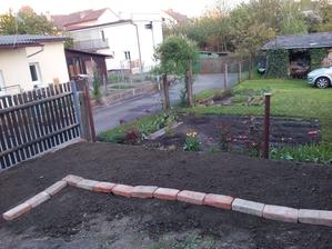 5 ton zeminy sa stratilo ako nič. Na trávnik je ešte čas ale chcem zasadiť kvety aby sa stihli pred letom zakoreniť.