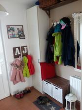 Aby sa deti nemohli vyhovárať, že nemajú kam vešať bundy! :-)