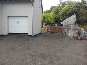Dorovnávali sme terén. Už je aspoň zjednoteny. Ono sa to nezdá ale padlo 24 ton materiálu.
