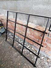 Tunning garažoveho pristrešku. Okno z Brna. Zo 100 ročneho domu. Kupene cez Bazar, zaplateny hodinovy manžel v Brne aby mi ho z domu vybuchal, zaplatena prepravka ktora mi ho doručila a po ceste rozbila, opieskovane, v lakovni na čierno nastriekane