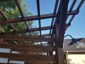 Hviezdy nad hlavou spievaj pieseň ..