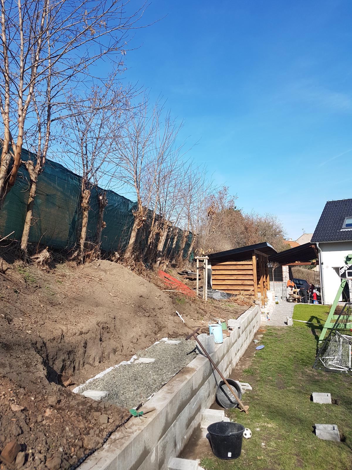 Detský domček - projekt r.2019 - Geotextília a vrstva štrku, spodnúčasť betónujeme pätky na rošt.