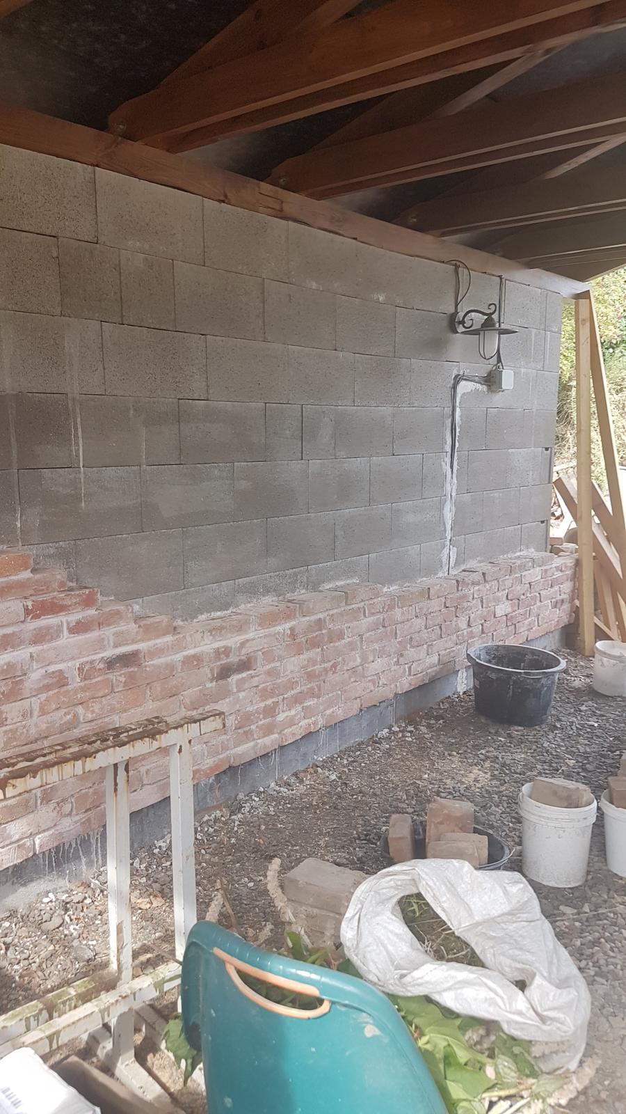 Garážové stánie - projekt r. 2017 - Cieľ je jasné daný - pokúsiť sa do zimy obložiť stenu tehlami. Manžel začal a ja to dokončím.