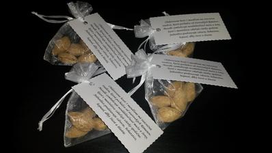 Naše svadobné mandle, ale ten text mi dal zabrat..... ešte že mám tak užasného budúceho manžela, ktorý ho dal dokopy....