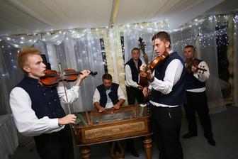 ...a na ľudovú nôtu, aby sme si zaspievali, ale aj zakrepčili, budú hrať perfektní mladí muzikanti z Krajnanskej muziky...