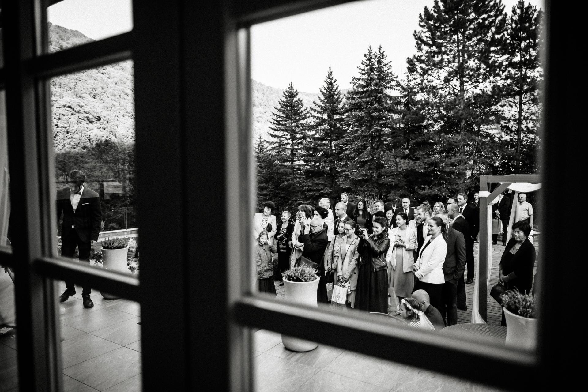 1️⃣0️⃣ čiernobielych fotiek z našej svadby, ktoré najviac milujem! 🖤🤍 - Obrázok č. 2