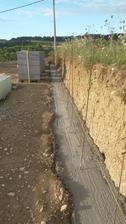 Horny oporny mur ( zakladovy pas 0,5x0,5mx 30m dlzka. roxor 8-10-12 pouzity.