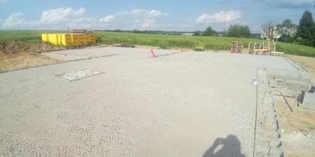 Nejtěžší práce za námi a až se to kolem celé zahrne, nebude vidět nic 😂 (22. 5. 2018)