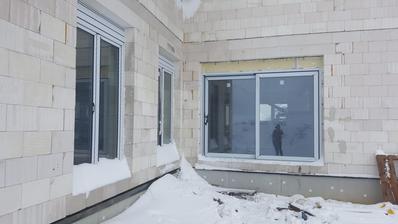 Nad okny přibydou ještě pouzdra na žaluzie.