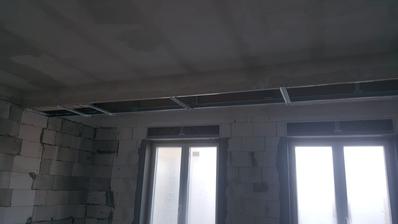 Takhle jsme vyřešili průvlak. Museli jsme zamaskovat íčko, které "trčelo" nehezky ze zdi. Do budoucna tam dáme nějaký LED pásek, nebo nějaké nasvícení. 🙂