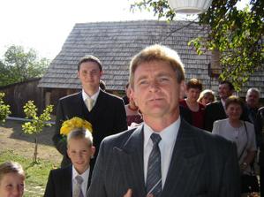 Prichádzajú hostia zo strany ženícha so starejším