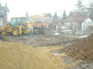 15.3.2010 .. i přes nepřízeň počasí se dnes hloubily základy