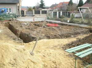 19.3.2010 ... připrava na hromosvod a na vodu
... koukám, že lopata nám nějak zahálí ... :o)