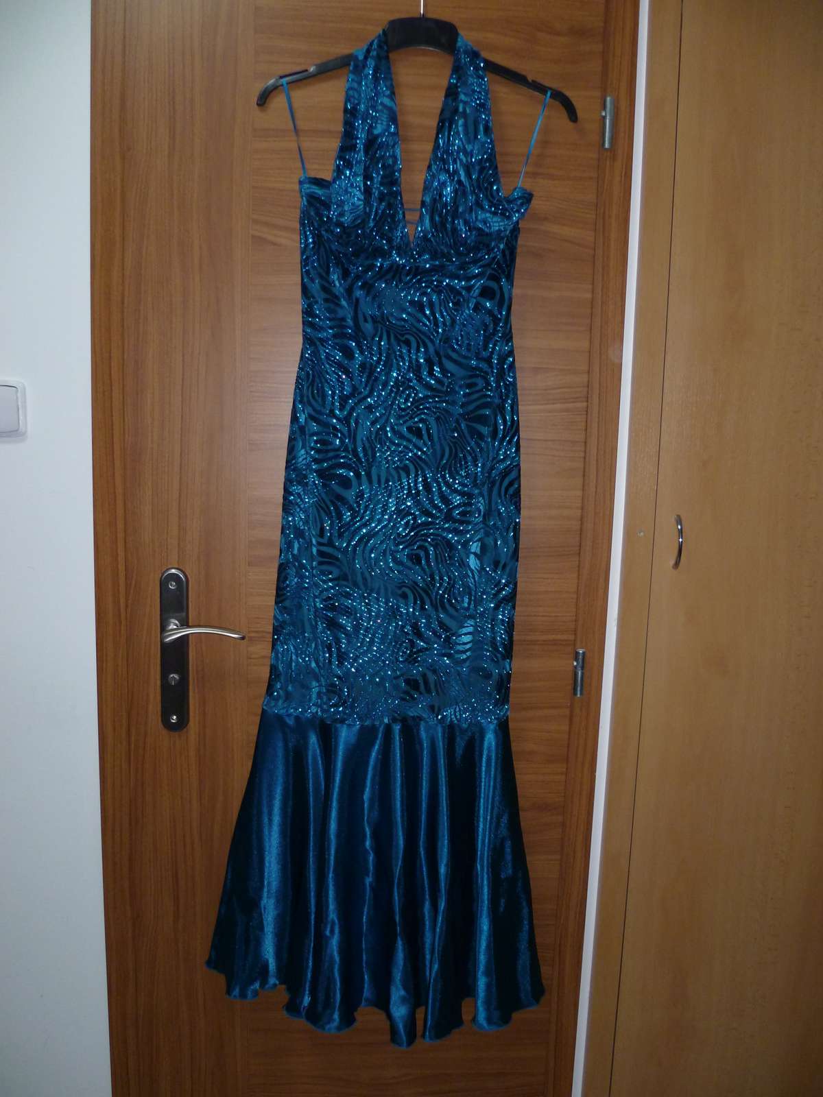 Dlouhé plisované společenské šaty, tyrkys s flitry - Obrázek č. 1