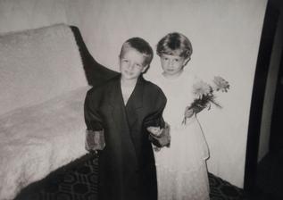 Já a můj brácha (dvojče) v říjnu 1994 (necelé 4 roky nám byli). Tak natrénováno máme a v červenci naostro :D K oltáři mě povede právě můj brácha.