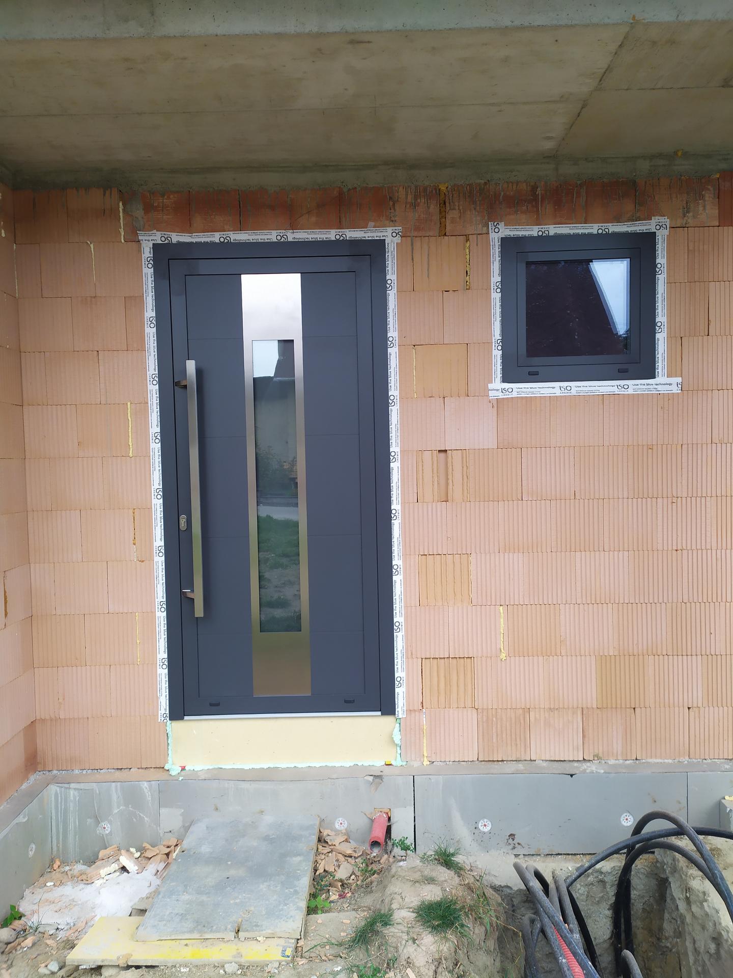 stavebné práce bungalovu č.3 - vchodové dvere a wc okienko 