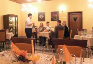 V hoteli Hradna brana bude hostina, len medzicasom premalovali restiku na tmavooranzovo-ruzovo :(