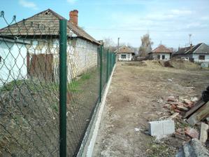 04.04.2010 medzičasom som urobil aj nový plot od suseda
