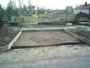 09.04.2010 aj ked bránu ešte nemáme začali sme robiť príjazdovú cestu..