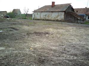 11.04.2010 geodet nám bol zamerať stavbu a ja som si hned vytiahol motúz nech máme lepšiu predstavu ako to bude vyzerať